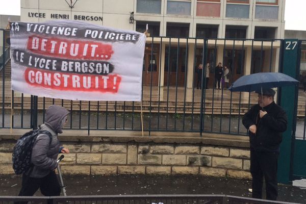 Le lycée Henri-Bergson, dans le 19ème arrondissement de Paris, fermé, le 31 mars 2016.