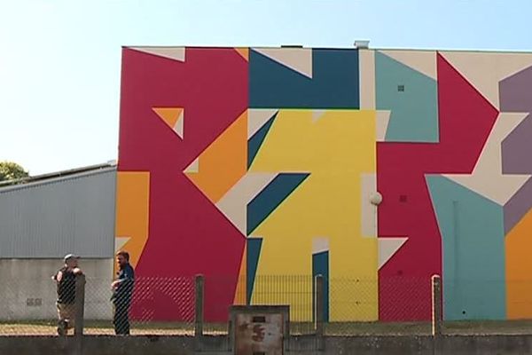 L'un des murspeints par Eltono à Niort. Ici, sur un bâtiment hospitalier.