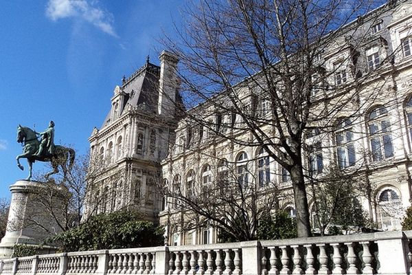 Rendez vous devant les grilles de l’Hôtel de Ville, coté rue de Rivoli 