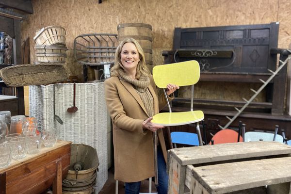 Anne-Catherine Verwaerde a trouvé une chaise en formica jaune