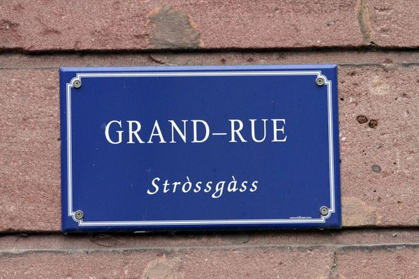 Une plaque de nom de rue traduite en alsacien à Kientzheim.