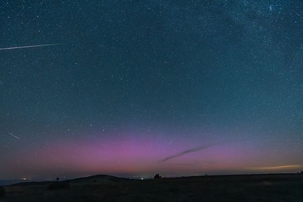 Une aurore boréale dans le ciel d'Occitanie, photographiée depuis le Mont Aigoual, entre Gard et Lozère, le 12 août 2024 vers 1h45.