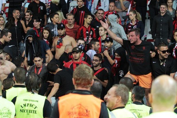 ILLUSTRATION - Samedi dernier, de nombreux supporters niçois avaient envahi la pelouse du stade de l'Allianz Riviera. 