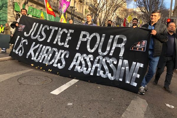 Environ 1500 personnes ont manifesté pacifiquement dans les rues de Marseille, en hommage aux Kurdes tués vendredi à Paris.