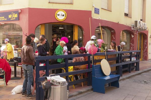 Le MIAM collectif propose des repas bio tous les midis, dans une ambiance festive en plein cœur de Perpignan.