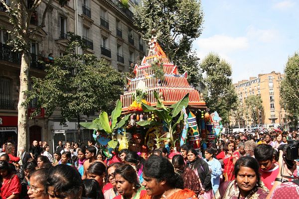 La statue de Ganesh a été transportée sur un char