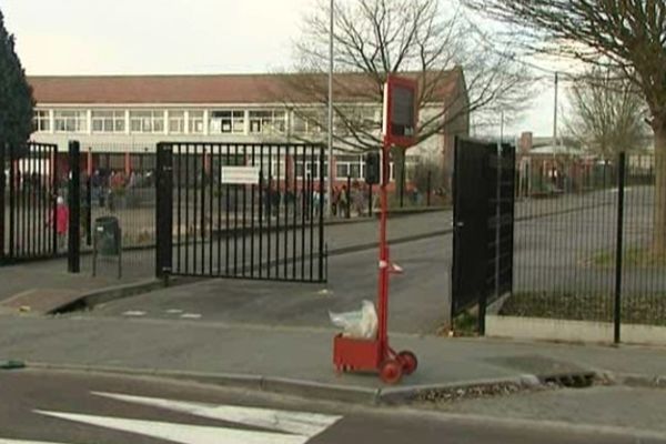 Une cour d'école à Cysoing. 