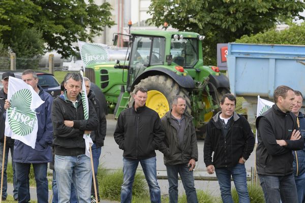 6 juin 2017, des producteurs de lait postés devant la coopérative laitière Sodiaal à Guingamp bloquent les sorties de marchandise