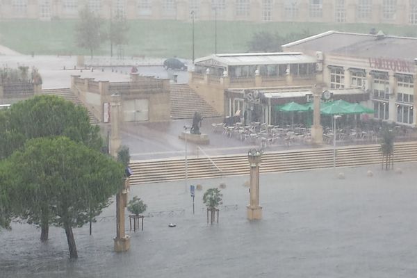 Inondations à Montpellier devant l'hôtel de Région 29 septembre 2014