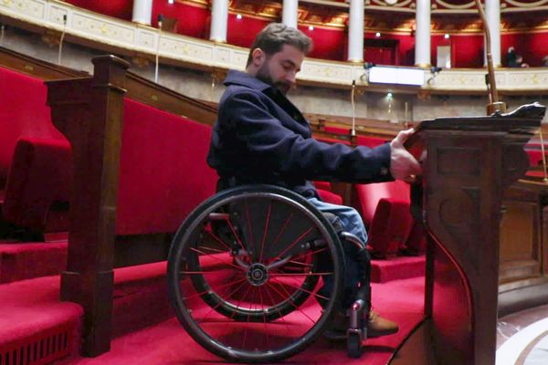 Premier jour à l'assemblée, Sébastien Peytavie découvre les aménagements effectués pour rendre l'hémicycle accessible aux personnes à mobilité réduite