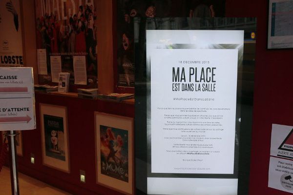 A l'entrée du théâtre Antoine, participant de l'opération "Ma place est dans la salle"