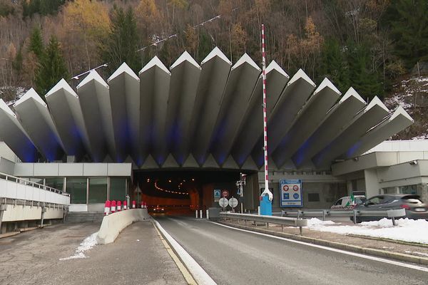 Les réactions se multiplient dans les vallées concernées par le choix qu'auront prochainement à faire les gouvernements français et italiens : ou fermer totalement pendant 3 ans le tunnel du Mont Blanc; ou bien le fermer ponctuellement 3 à 4 mois chaque année pendant...18 ans !