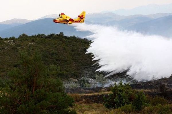 Trois avions Canadair ont été déployés pour éteindre l'incendie près de Perpignan dans les Pyrénées-Orientales. - Illustration