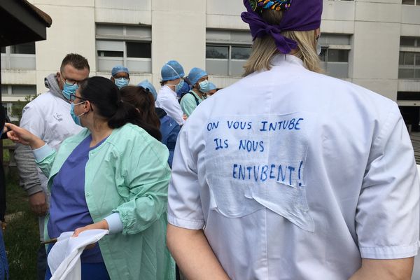 Les infirmiers anesthésistes du CHU Grenoble Alpes en grève ce lundi 17 mai.