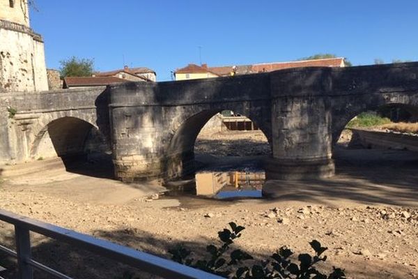 En Charente, la Tardoire est complètement à sec dans le secteur de la Rochefoucauld.