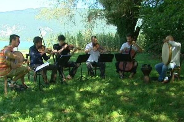 Jadayel est une commande du festival de Chaillot, la formation a été créée en 2012 à Gap. 