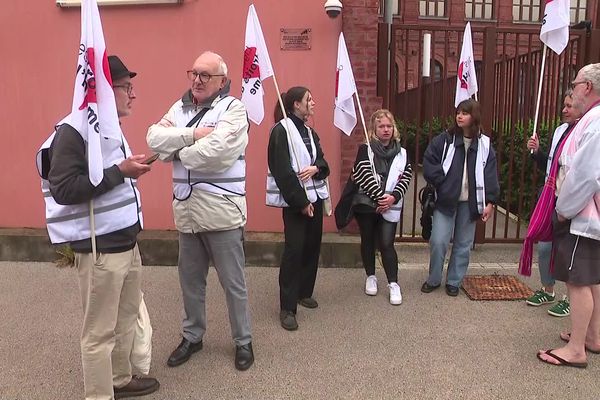 Les militants de la Ligue des Droits de l’Homme devant le tribunal de Lille, lundi 15 mai. Ils demandent la suppression ou la mise sous scellés de ces fichiers "illégaux".