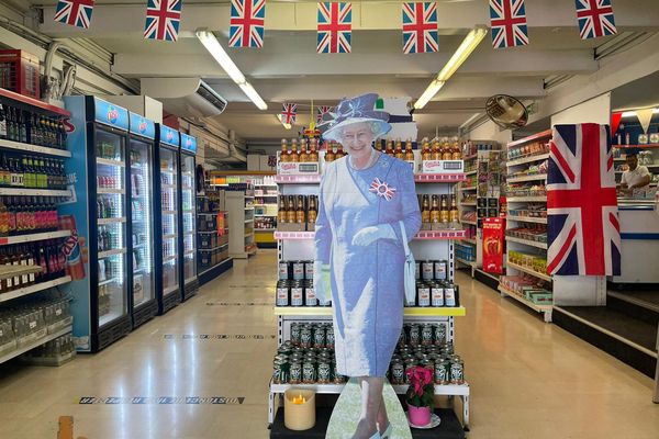 La reine Elizabeth II mise en situation dans une épicerie britannique à Antibes au lendemain de sa disparition.