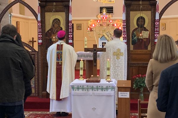 Mgr Emmanuel Gobilliard, évêque auxiliaire de Lyon, a concélèbré la messe aux côtés du père Andriy Mokbas, curé des membres de la communauté catholique ukrainienne à Villeurbanne, dans l’église Saint-Athanase à Cusset. 
Une manière d’exprimer le soutien des catholiques du diocèse à leurs frères ukrainiens établis dans l’agglomération lyonnaise.