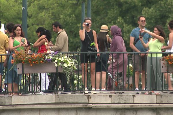 Des promeneurs sur un pont dans la vieille ville d'Annecy (Haute-Savoie), le 15 juillet 2023.