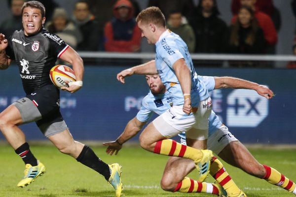 Toulouse et son demi de mêlée Antoine Dupont, en feu avec trois essais, ont confirmé leur forme européenne en s'imposant logiquement samedi à Perpignan (36-18) pour prendre place sur le podium, lors de la 8e journée du Top 14.