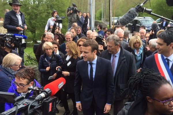 Arrivée du candidat d'En Marche avec son équipe de campagne à Oradour sur Glane. C'était le 28 avril 2017