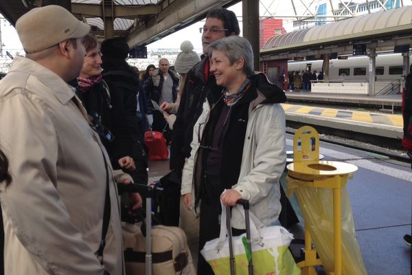 La maman d'Aurore (à droite de l'image) sur le quai de la gare avant son départ pour l'Ile Maurice- Dimanche 11/01/2014