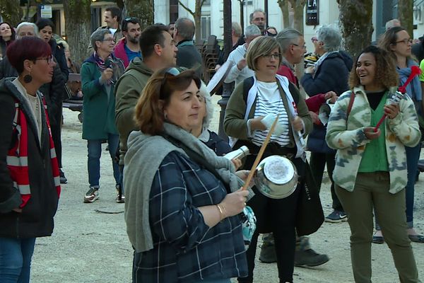 Malgré la promulgation de la nouvelle loi sur les retraites, et après le discours d'Emmanuel Macron, les manifestations se poursuivent à travers le pays.