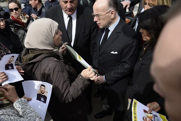 Le ministre de l'Intérieur Bernard Cazeneuve apostrophé par les habitants de la cité de La Castellane.