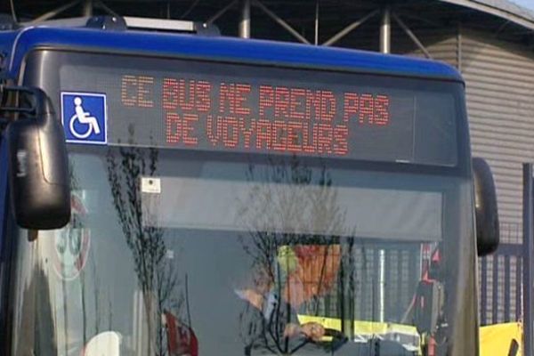 Les bus sortent au compte-goutte des dépôts. 