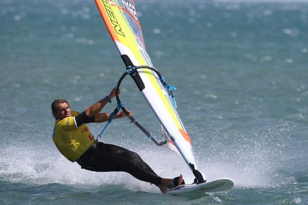 Le véliplanchiste rétais Antoine Albeau reçoit le trophée France 3 Poitou-Charentes du sportif de l'année.