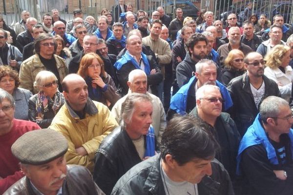 Les Molex devant le Conseil des Prud'hommes de Toulouse, le 27 mars 2014.