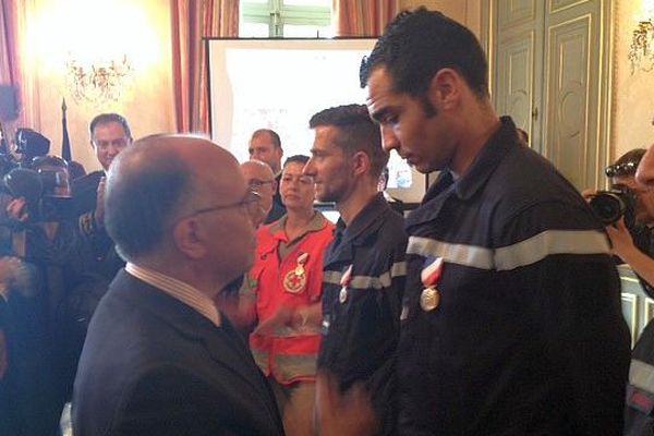 Nîmes : le ministre de l'Intérieur, Bernard Cazeneuve remet 14 médailles à des Gardois pour leurs actions lors des inondations de l'automne - 17 avril 2015.