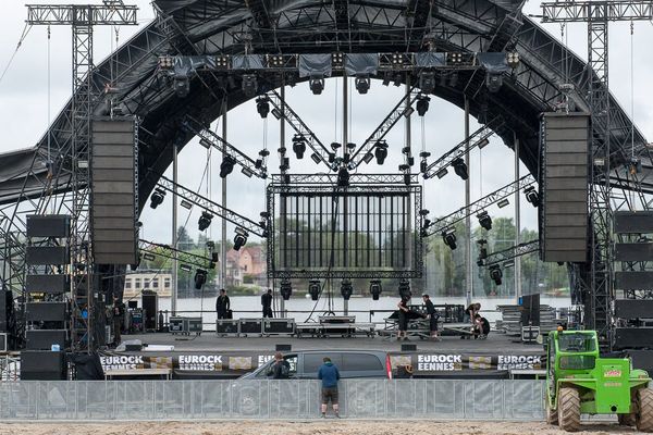 Une scène des Eurockéennes de Belfort en cours d'installation (2013).