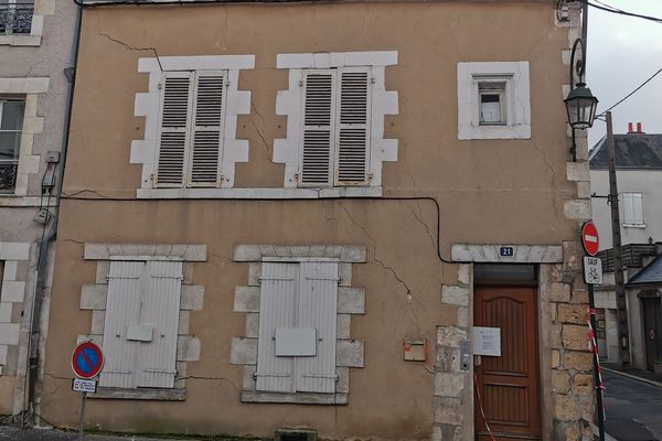 La façade du 21 rue de Bourgogne à Orléans, criblée de fissures vendredi 14 janvier.