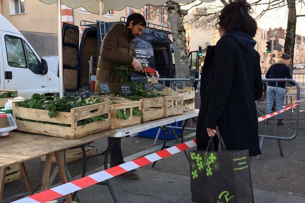 La fermeture des marchés, même avec les dérogations annoncées, inquiète les petits producteurs des circuits courts.