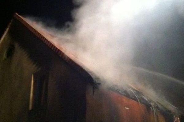 L'incendie a détruit la toiture de cet hôtel 3 étoiles, situé aux Planches-près-Arbois dans le Jura.