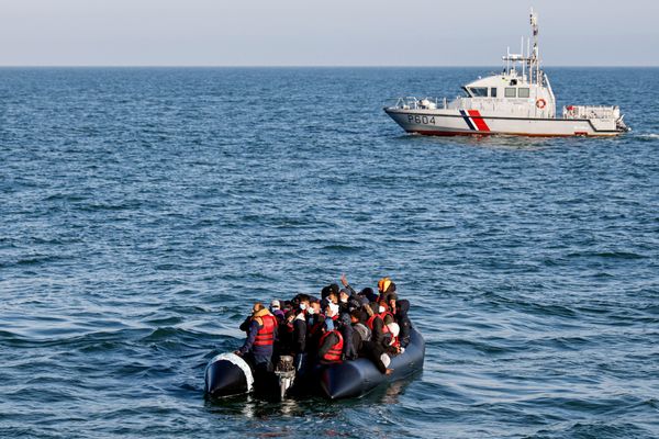 Après une panne moteur, un groupe de migrants secouru par l'Abeille Languedoc au large de Boulogne-sur-Mer, le 9 mai 2022.