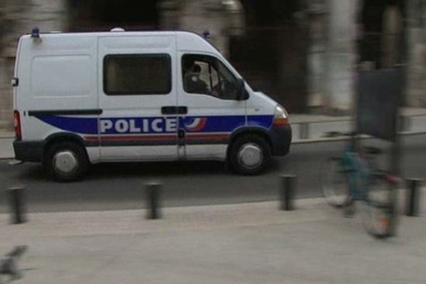 Nicolas Blondiau, le meurtrier d'Océane, est arrivé dans cette fourgonnette de la police aux assises du Gard