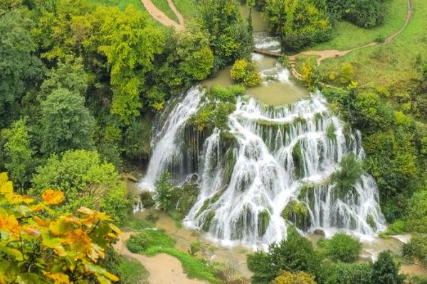 La cascade des tufs à Baume-les-Messieurs dans le Jura.