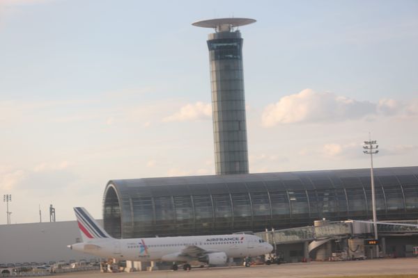 À l'aéroport de Roissy, les avions peuvent actuellement décoller et atterrir à n'importe quelle heure.