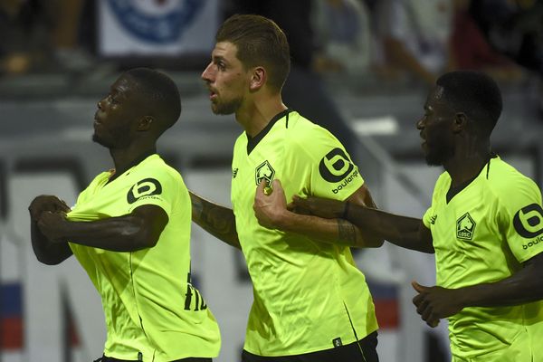 Nicolas Pépé (à gauche) a inscrit un triplé samedi soir à Amiens (3-2).