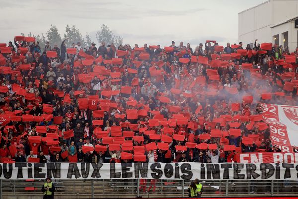 Dans les tribunes de Nîmes, vendredi soir.