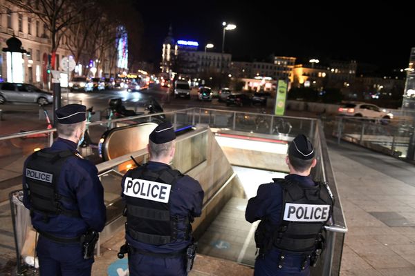 Contrôle de police à la sortie du métro, place Bellecour à Lyon.