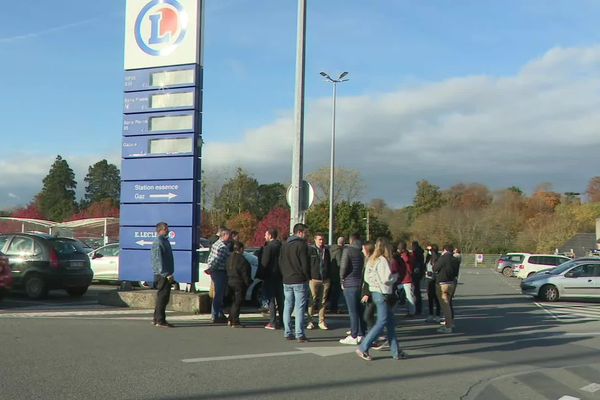 Les agriculteurs de la FDSEA 22 se sont rassemblés devant le Centre Leclerc de Guingamp, avant de se retrouver devant les locaux de l'entreprise Daunat.