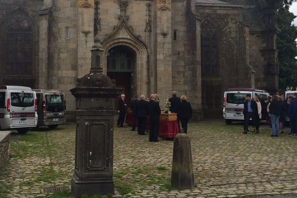 La cérémonie des obsèques des quatre membres de la famille Troadec s'est déroulée ce vendredi 19 mai en l'église Saint-Houardon à Landerneau (Finistère)