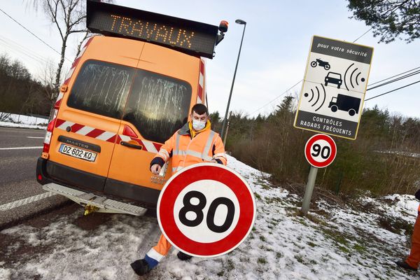 (Illustration) Enlèvement des panneaux 80 et mise en place des panneaux 90 km/h sur les routes du département des Vosges.