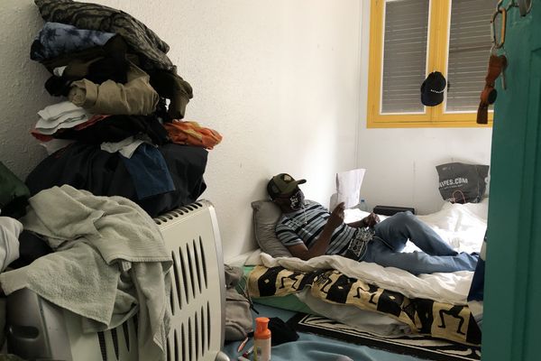 Alpha dans sa chambre qu'il partage au 36 rue Roquelaine à Toulouse.