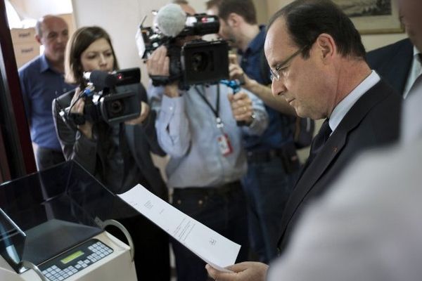 François Hollande visite le service courrier de l'Elysée en 2012