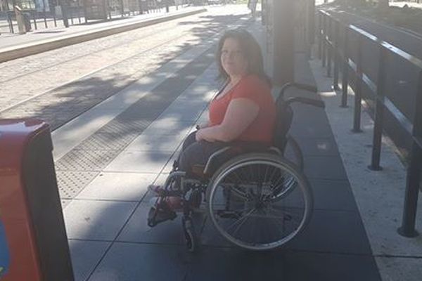 Grâce à son fauteuil, Vanessa peut se déplacer seule.